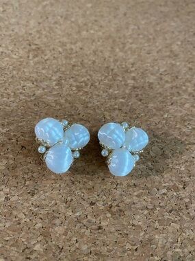 Elegant  Cluster Clip on Earrings - White